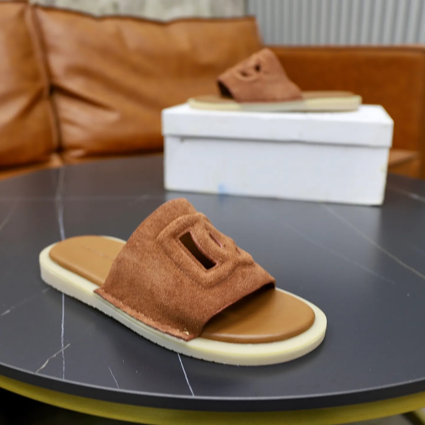 Ex-factory price: 340💰🙅‍♂️🙅‍♂️🙅‍♂️ Brand: DG Standard code: 38-44 (45 customized) Grade: Same as the official website Material: Original leather design Original lightweight wear-resistant molded outsole Style category: Men's fashion sandals Distinguished luxury brand elements Top luxury Color: Actual picture color